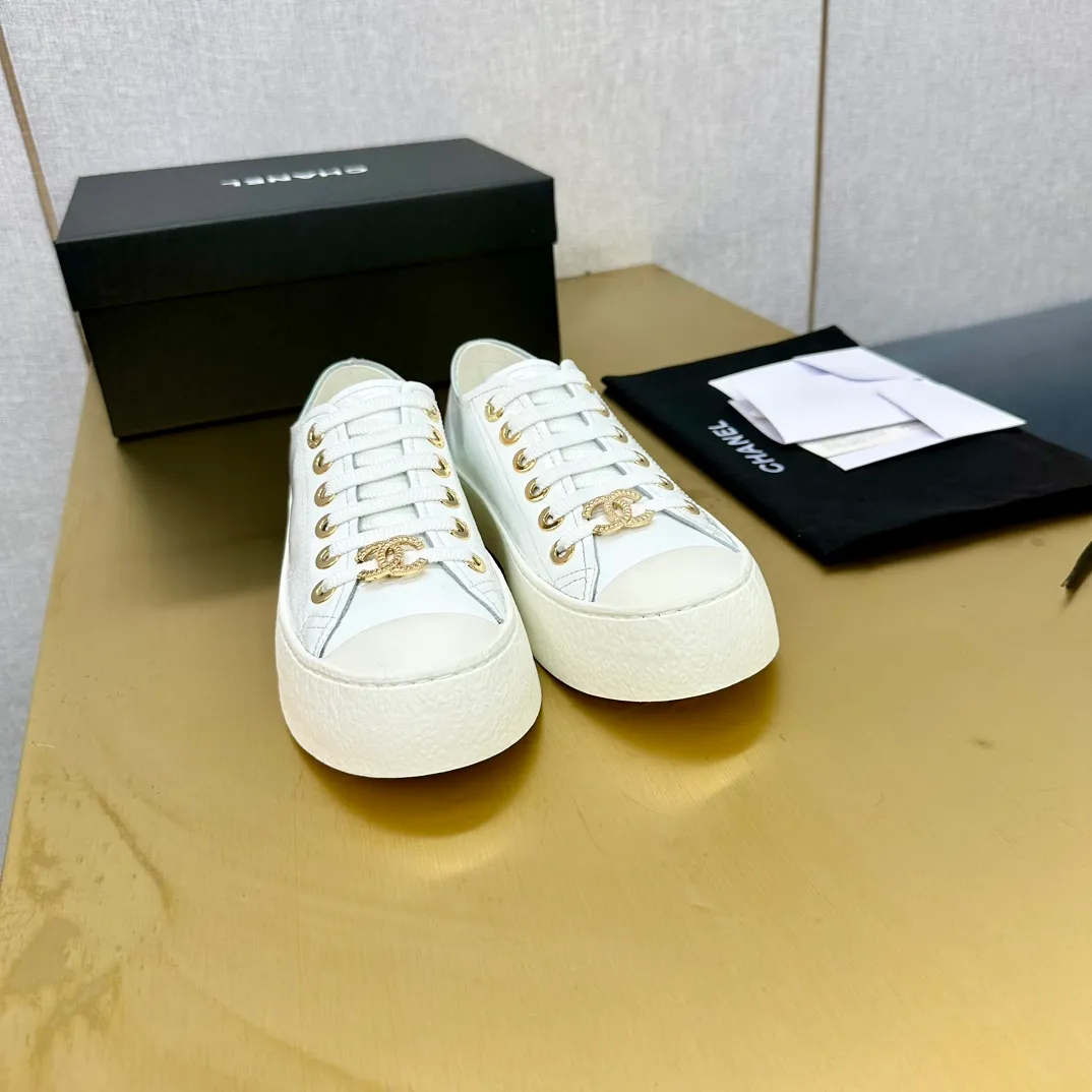 P440👟👟 Top version, original quality! ! ! Chanel Chanel - 2024 biscuit shoes, the top casual sports shoes in the counter, this classic design; the upper is electro-embroidered with a variety of craftsmanship; the outsole is fashionable and sporty; the unusual inclusion of a variety of color elements... The diversified mix and match is very good-looking and versatile, casual, fashionable, sports and outdoor can be taken into account... ꫛꫀꪝ Go➫ Material: ❶Upper made of: original first-layer cowhide ❷Inside made of: sheepskin ❸Outsole is based on: original TPU combination outsole, full set of boutique packaging for women 35–40